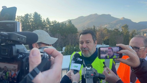 Il ministro delle infrastrutture Matteo Salvini intervistato dai giornalisti sulla terrazza degli appartamenti Aler del Montello a Varese