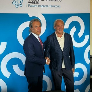 A sinistra il presidente della Camera di Commercio di Varese Mauro Vitiello, a destra il patron della Binda Renzo Oldani