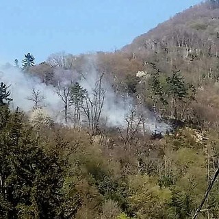 Incendio nei boschi di Induno, il vento riaccende alcuni focolai: squadre al lavoro per la bonifica