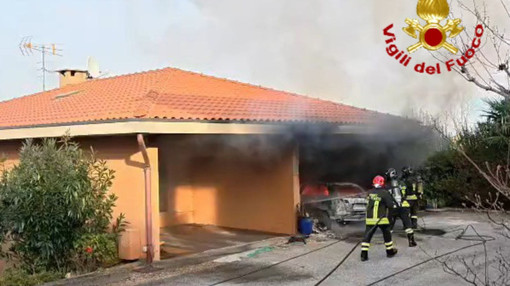 Ranco, auto e scooter in fiamme in garage: casa inagibile