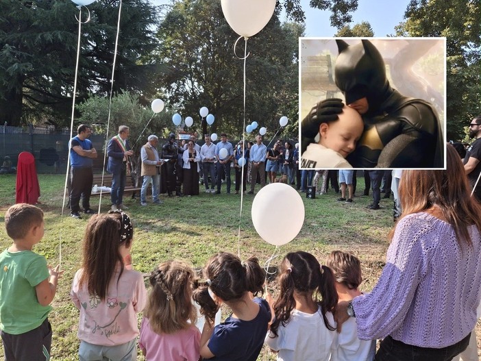 La cerimonia al parco Giotto. Nel riquadro un incontro tra Matteo Granata e Batman, reso possibile da SuperDreams