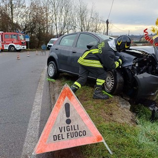 Auto contro palo della luce: ragazzo di 21 anni finisce al pronto soccorso