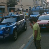 Alcuni mezzi delle Forze dell'Ordine presenti questa sera in via Como
