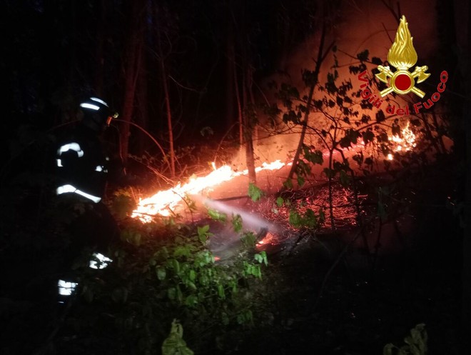 I vigili del fuoco in azione a Casale Litta