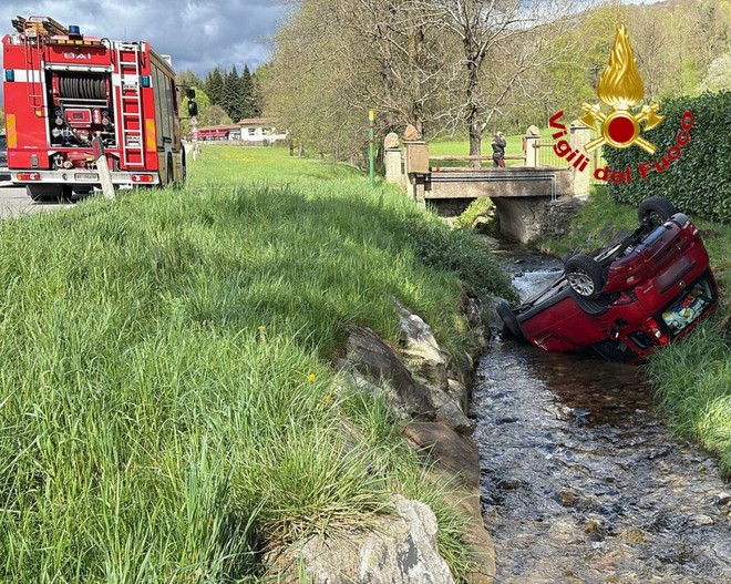 Auto si ribalta e finisce in un ruscello: ferita una 74enne