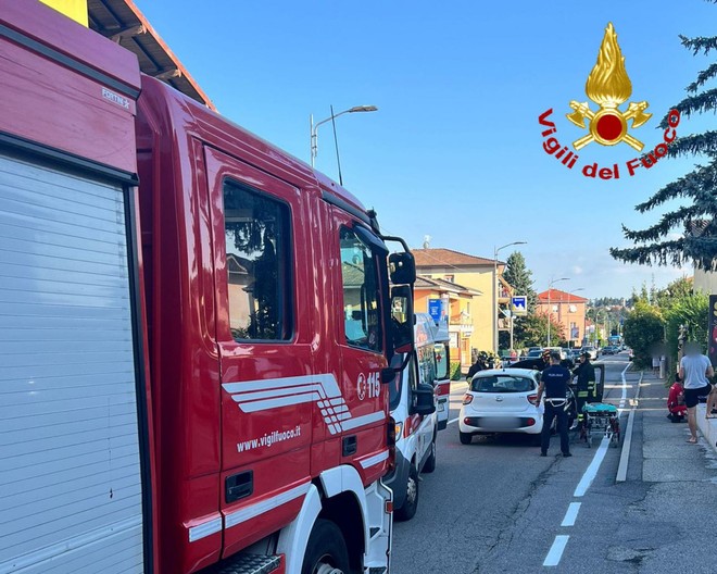 FOTO. Due auto si scontrano in via Jamoretti: tre persone ferite a Induno Olona