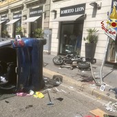 FOTO. Auto si ribalta, abbatte un palo e colpisce una ciclista: tre feriti a Milano, grave una giovane