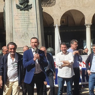 Salvini sul palco di Varese