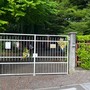 I fiori sull'ingresso della Pascoli di Cazzago