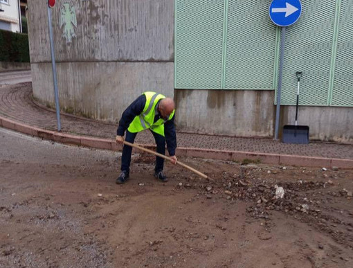 Il sindaco di Bisuschio al lavoro per spalare i detriti dopo il maltempo (foto dal gruppo &quot;Sei di Bisuschio se&quot;)