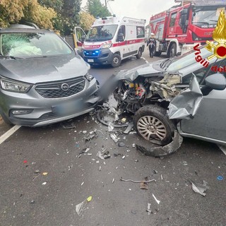 Scontro tra due auto a Samarate: tre persone ferite