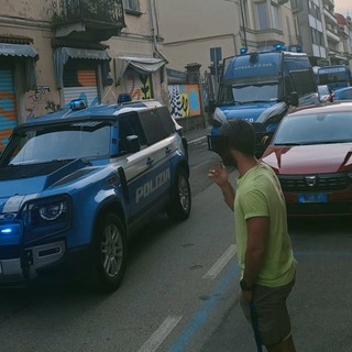 Alcuni mezzi delle Forze dell'Ordine presenti questa sera in via Como