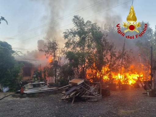 Le immagini dell'incendio
