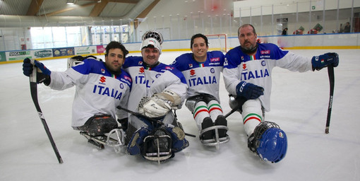 I varesini della Polha in pista con la Nazionale di para ice hockey: da sinistra Gabriele Lanza, Santino Stillitano, Alessandro Andreoni e Roberto Radice