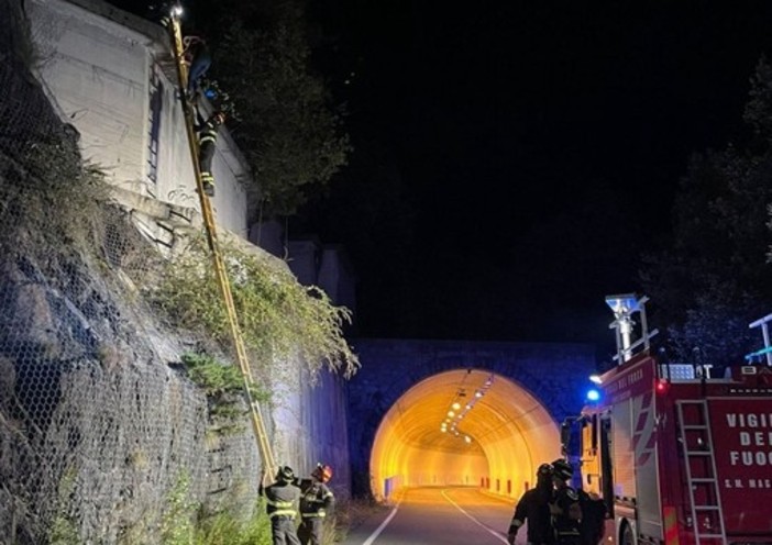 Escursionisti bloccati sul muro di una strada, recuperati dai vigili del fuoco