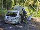 Cade un tizzone nel baule, auto distrutta dalle fiamme