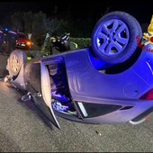 L'auto ribaltata a Orino L'auto ribaltata a Orino