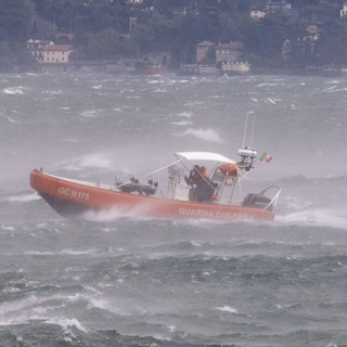 La motovedetta della Guardia Costiera sul lago di Como durante le raffiche di vento di ieri pomeriggio