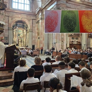 L'arcivescovo Delpini fra i bambini, in San Giovanni. Nel riquadro, dettaglio della nuova opera Urbansolid nella sede della cooperativa Rezzara, in via Miani L'arcivescovo Delpini fra i bambini, in San Giovanni. Nel riquadro, dettaglio della nuova opera Urbansolid nella sede della cooperativa Rezzara, in via Miani
