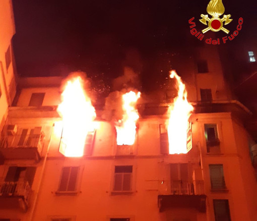 Milano: incendio in appartamento, donna si lancia dal quinto piano e muore