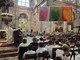 L'arcivescovo Delpini fra i bambini, in San Giovanni. Nel riquadro, dettaglio della nuova opera Urbansolid nella sede della cooperativa Rezzara, in via Miani L'arcivescovo Delpini fra i bambini, in San Giovanni. Nel riquadro, dettaglio della nuova opera Urbansolid nella sede della cooperativa Rezzara, in via Miani