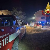 Le operazioni di spegnimento con i vigili del fuoco al lavoro nella notte a Varese