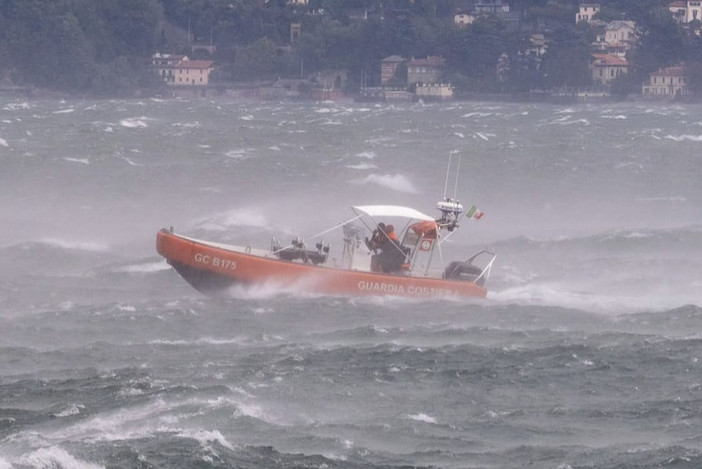 La motovedetta della Guardia Costiera sul lago di Como durante le raffiche di vento di ieri pomeriggio La motovedetta della Guardia Costiera sul lago di Como durante le raffiche di vento di ieri pomeriggio