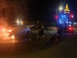 Le operazioni di spegnimento dell'auto in fiamme in via Astico a Varese Le operazioni di spegnimento dell'auto in fiamme in via Astico a Varese