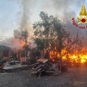 Le immagini dell'incendio