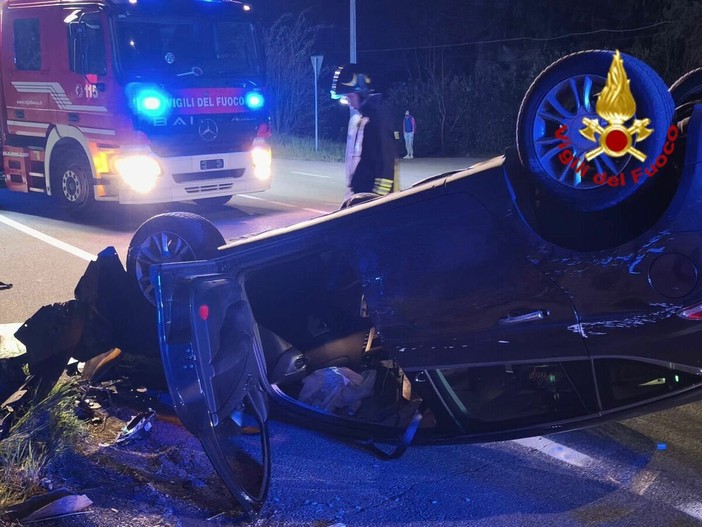 L'auto ribaltata sulla Sp1 tra Varese e Gavirate