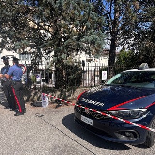 I carabinieri davanti all'ospedale di Angera