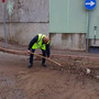 Il sindaco di Bisuschio al lavoro per spalare i detriti dopo il maltempo (foto dal gruppo &quot;Sei di Bisuschio se&quot;)