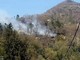 Incendio nei boschi di Induno, il vento riaccende alcuni focolai: squadre al lavoro per la bonifica