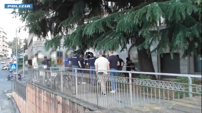 Un momento dell'operazione di polizia a Varese Un momento dell'operazione di polizia a Varese