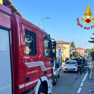FOTO. Due auto si scontrano in via Jamoretti: tre persone ferite a Induno Olona