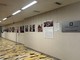 «L’indifferenza è il nemico più silenzioso»: a Palazzo Pirelli la mostra “Scatti di Meraviglia” con le immagini del clown di guerra