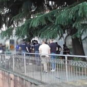 Un momento dell'operazione di polizia a Varese