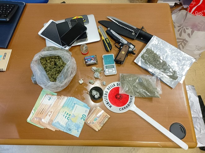 Il materiale sequestrato dai carabinieri