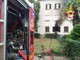 Casa in fiamme a Luino: i vigili del fuoco salvano un cane