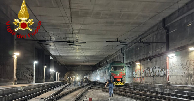 Treno Varese-Milano bloccato a Lancetti: evacuati 400 passeggeri Treno Varese-Milano bloccato a Lancetti: evacuati 400 passeggeri