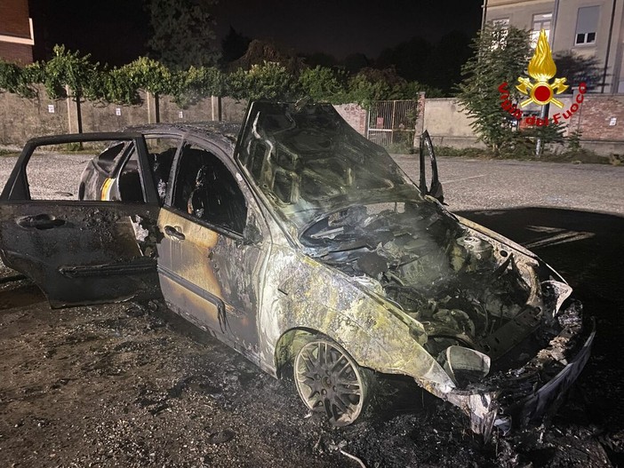 La carcassa dell'auto dopo l'incendio La carcassa dell'auto dopo l'incendio