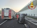 Carambola in autostrada, macchina si ribalta: i vigili del fuoco estraggono donna dalle lamiere Carambola in autostrada, macchina si ribalta: i vigili del fuoco estraggono donna dalle lamiere