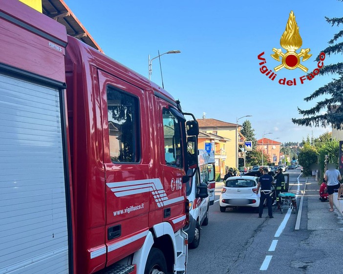 FOTO. Due auto si scontrano in via Jamoretti: tre persone ferite a Induno Olona