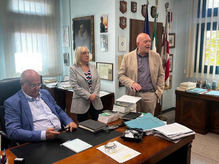 Il Procuratore della Repubblica di Varese Antonio Gustapane insieme alla dirigente Angela Marotta e al Responsabile dell'Ufficio del Casellario Giudiziario Lafranco Pellini Il Procuratore della Repubblica di Varese Antonio Gustapane insieme alla dirigente Angela Marotta e al Responsabile dell'Ufficio del Casellario Giudiziario Lafranco Pellini