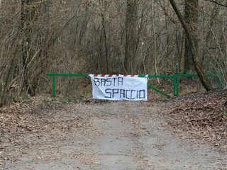 I cartelli comparsi nei boschi dello spaccio a Morazzone