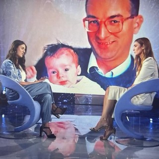 Lavinia Limido con Silvia Toffanin a Verissimo: sullo sfondo una foto del padre da giovane mentre la tiene in braccio