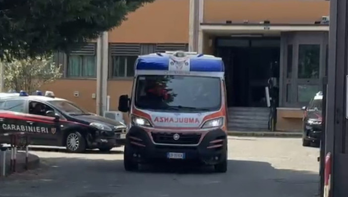La donna è stata portata in caserma e poi affidata ai sanitari per le valutazioni cliniche del caso La donna è stata portata in caserma e poi affidata ai sanitari per le valutazioni cliniche del caso