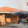 Ranco, auto e scooter in fiamme in garage: casa inagibile