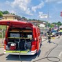 Incidente tra moto e un'auto nel Comasco con pedone investito: due feriti, uno è grave Incidente tra moto e un'auto nel Comasco con pedone investito: due feriti, uno è grave