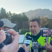 Il ministro delle infrastrutture Matteo Salvini intervistato dai giornalisti sulla terrazza degli appartamenti Aler del Montello a Varese
